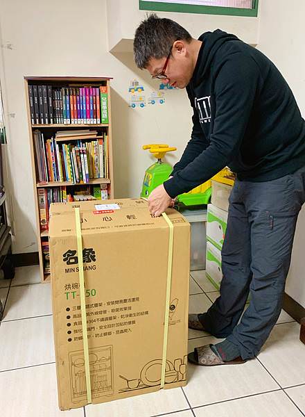 紫外線殺菌烘碗機開箱.JPG