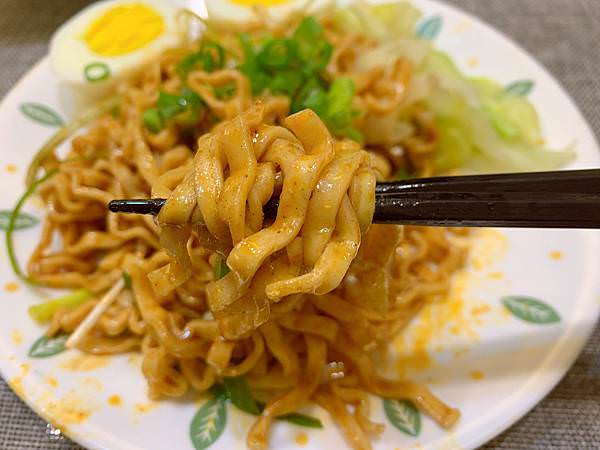 唬麵人-麵條醬料均勻.JPG