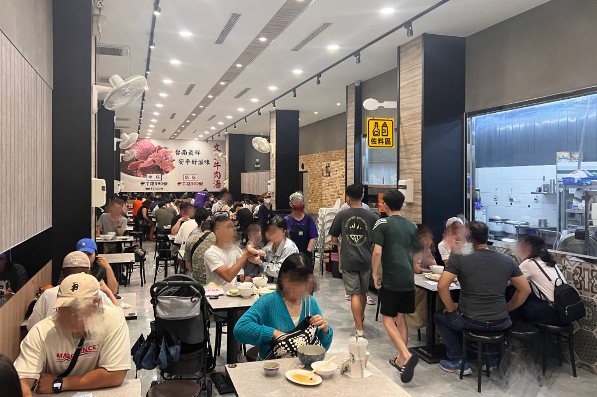 台南美食名店文章牛肉湯店內人潮 