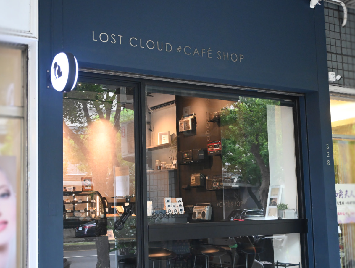 台中西屯區咖啡|湮云 Lostcloud Cafe,用精品手沖咖啡感受生活,手作甜點&精選咖啡豆豐富美好味蕾 - 第2張圖 湮云咖啡深藍色店面拍攝