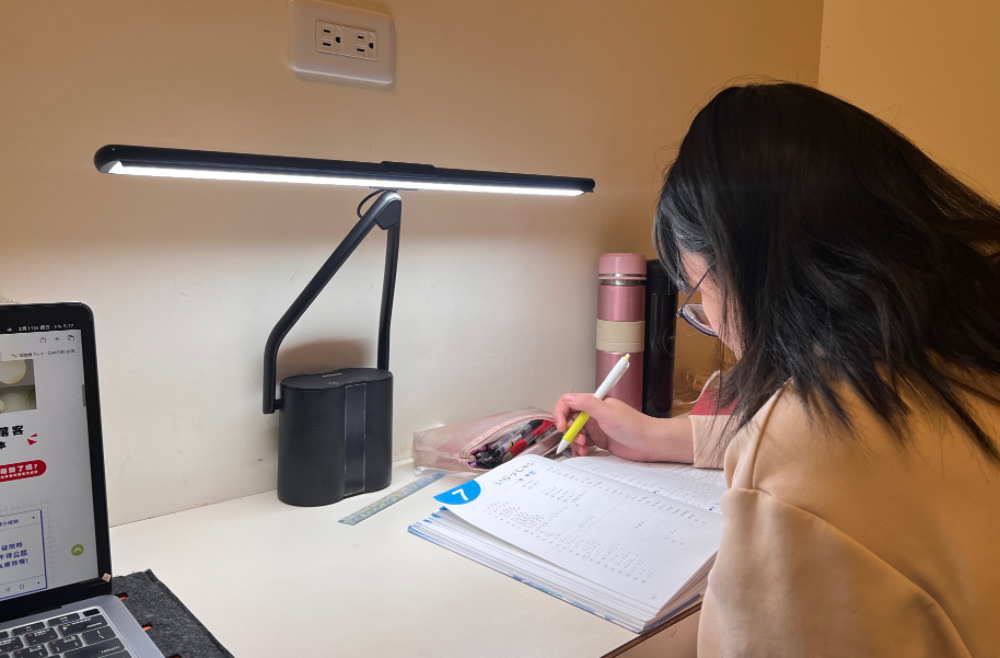 快譯通|LED 蓄電式檯燈鋼琴燈、無眩光無藍光、好用鋼琴燈推薦 - 第15張圖