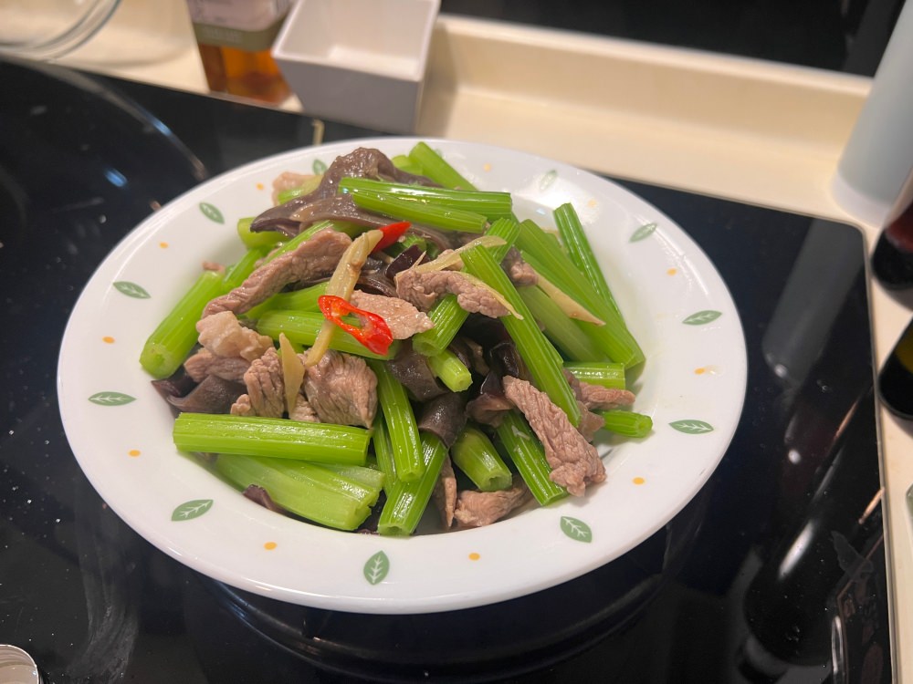 苦茶油推薦|耕沅100%冷壓苦茶油500ml,傳承四代古法冷壓初榨,冷食熱炒都適用。 - 第11張圖 茶油炒芹菜木耳